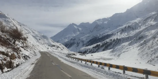 pic of snow covered road on all girls spiti valley winter tour