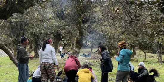 group of people picnicing on offbeat manali holiday in sethan village