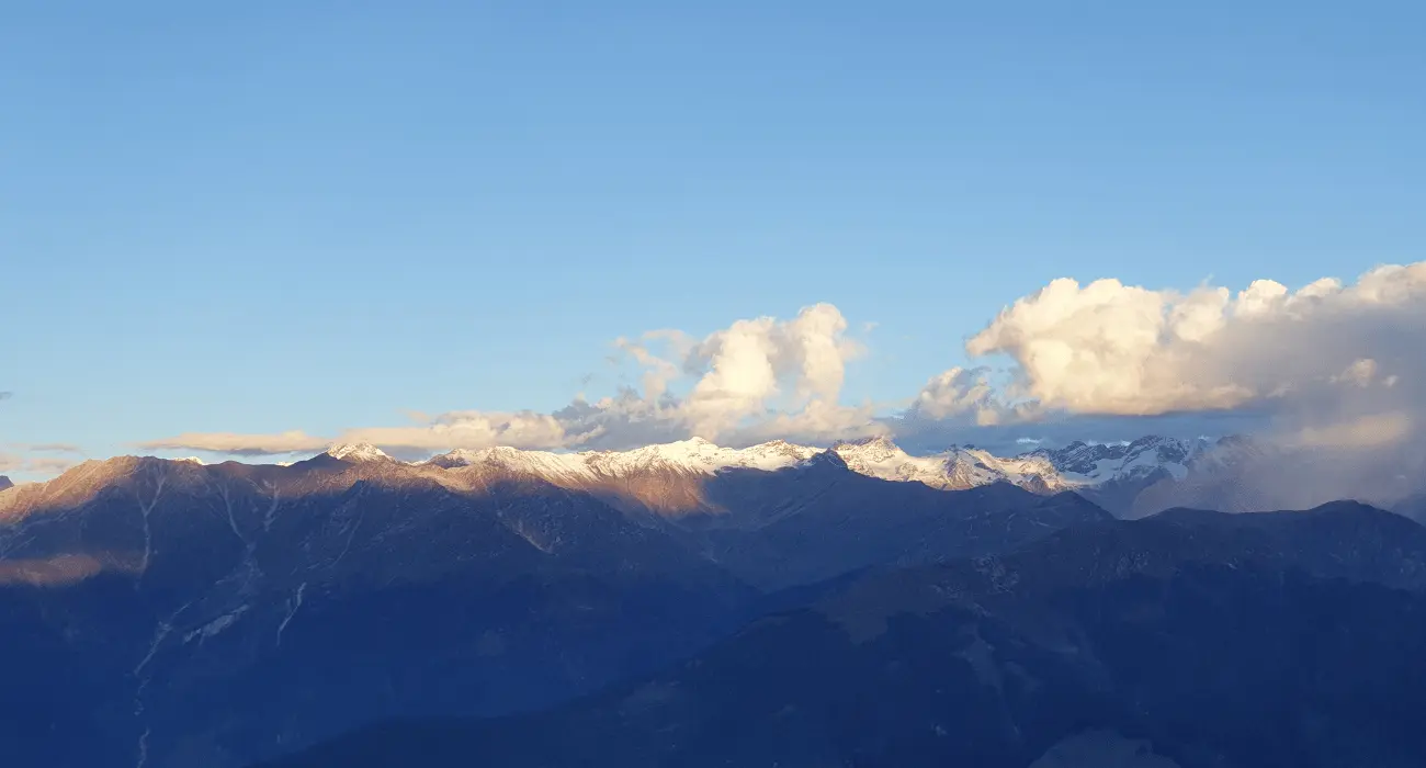 sunrise on the mountain of the broken lake trail